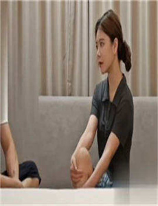 年轻辣妈的母乳,美女露出奶头扒开尿口让男人桶